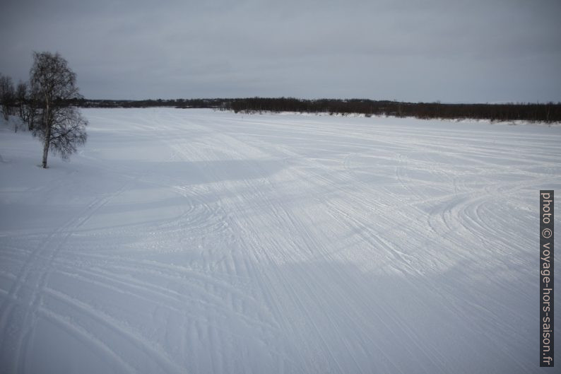 Traces de moto-neige sur la rivière Muonio gelée. Photo © Alex Medwedeff