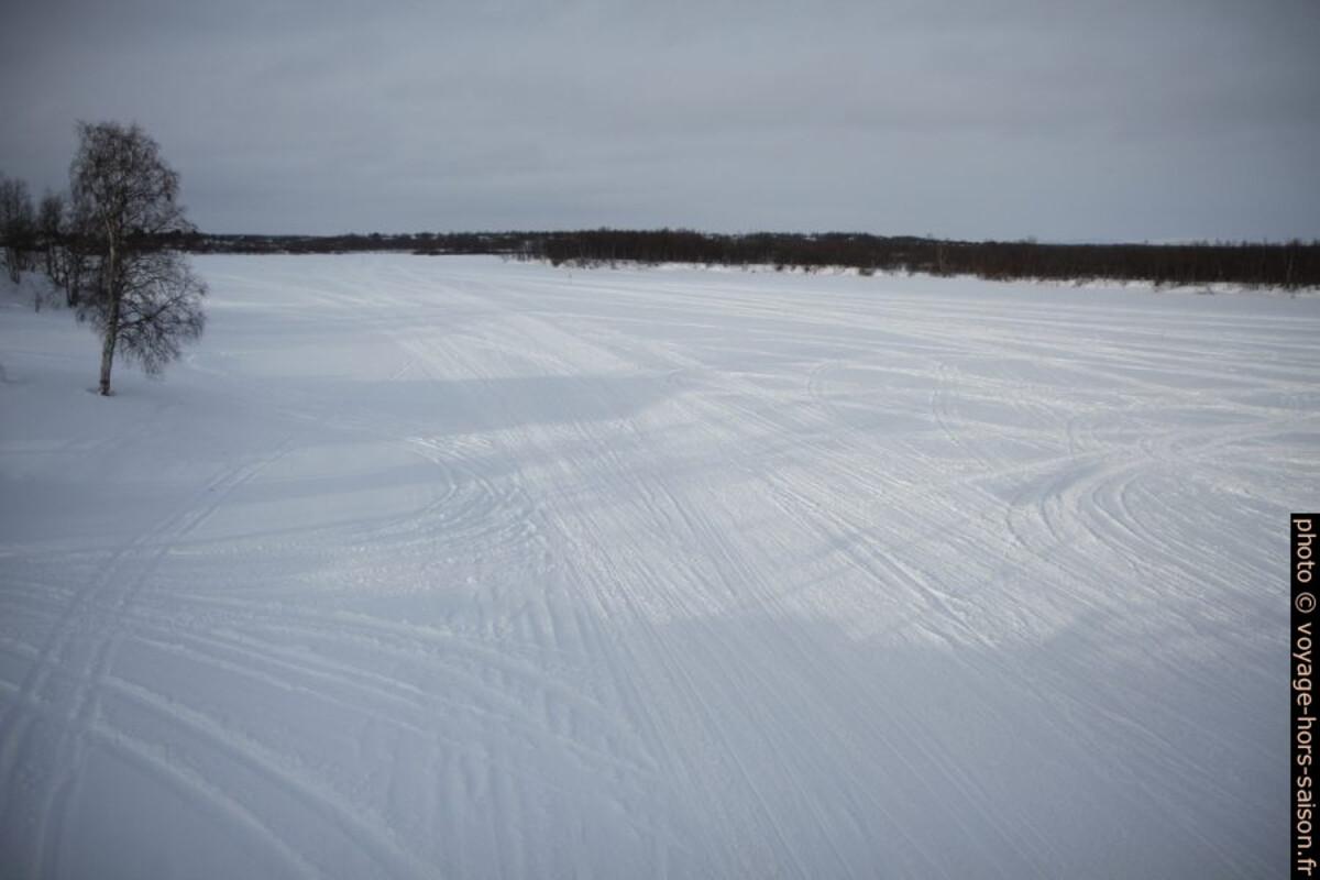 Traces de moto-neige sur la rivière Muonio gelée. Photo © Alex Medwedeff