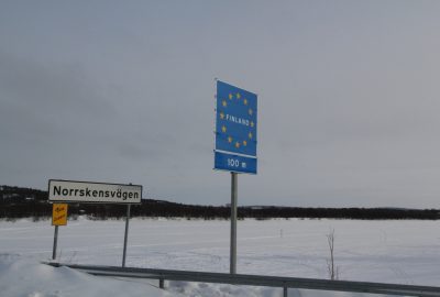 Panneau à la frontière Finland 100m. Photo © André M. Winter