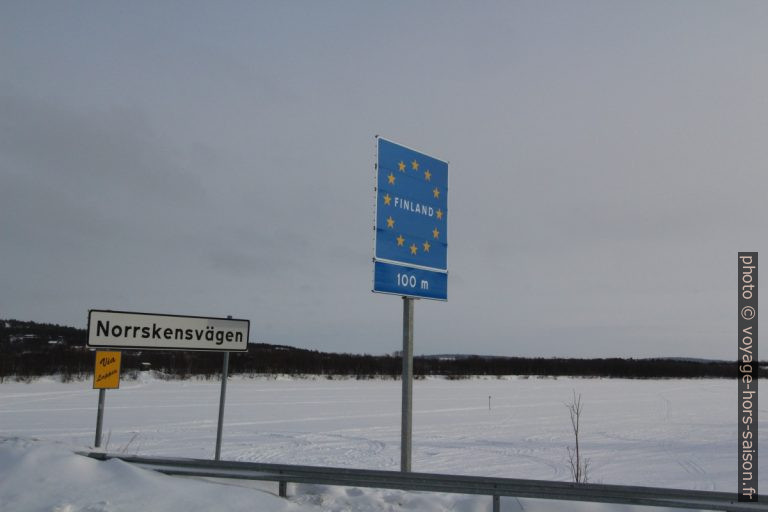 Panneau à la frontière Finland 100m. Photo © André M. Winter