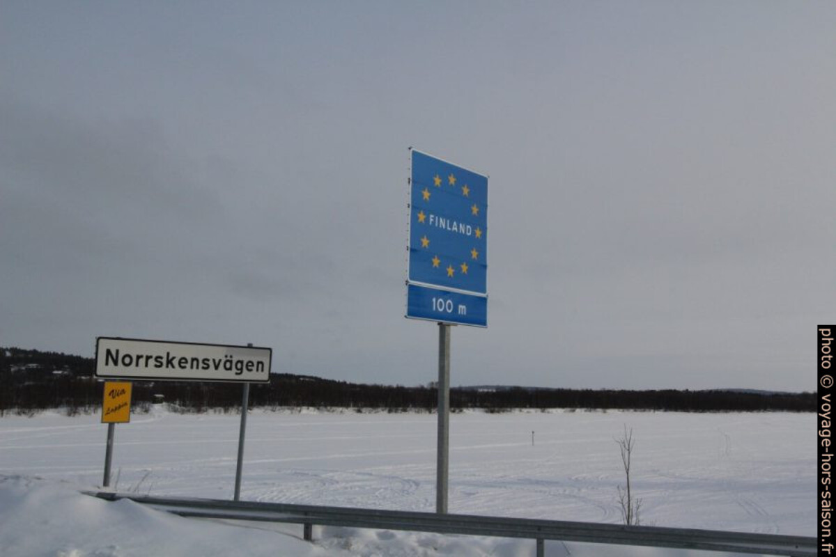 Panneau à la frontière Finland 100m. Photo © André M. Winter