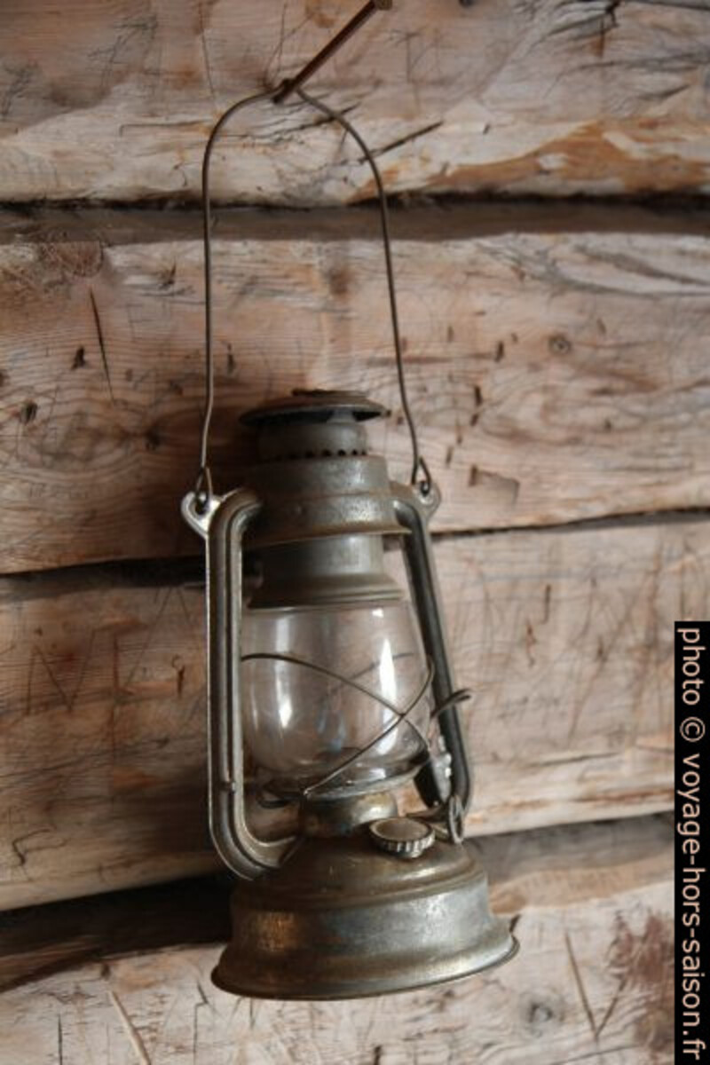 Lampe à alcool. Photo © Alex Medwedeff