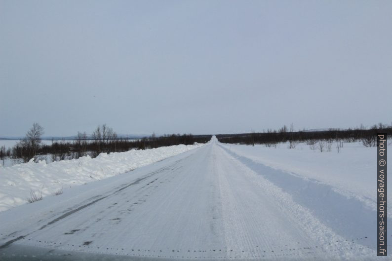 La route E8 rectiligne en Finlande. Photo © Alex Medwedeff