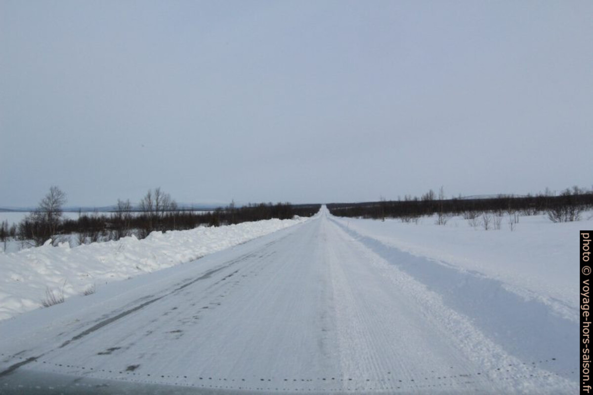 La route E8 rectiligne en Finlande. Photo © Alex Medwedeff