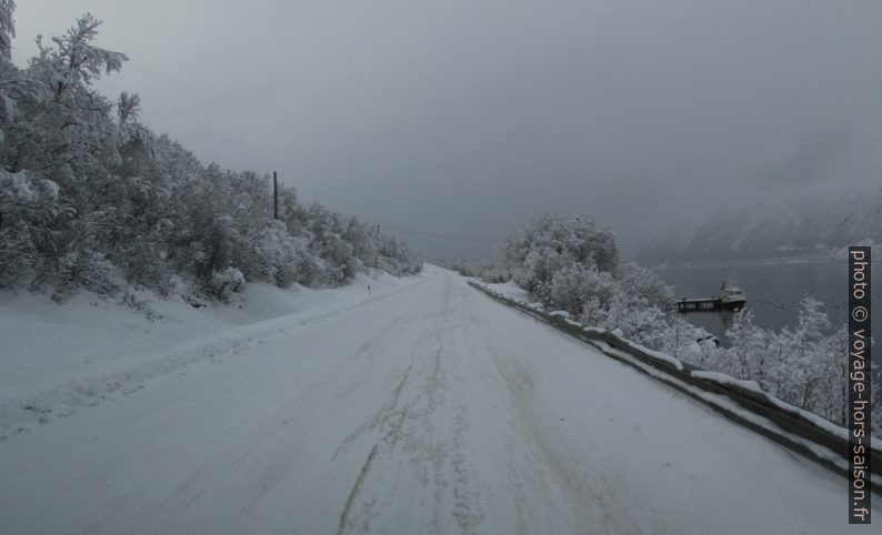 Route de neige tassée le long du Sørfjorden (Fjord de Lyngen). Photo © André M. Winter