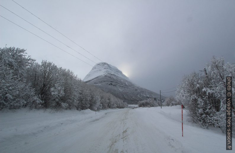 La montagne Stortinden et la route E6/E8. Photo © André M. Winter