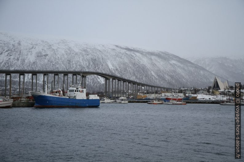 Tromsøbrua passant le Tromsøysund. Photo © Alex Medwedeff