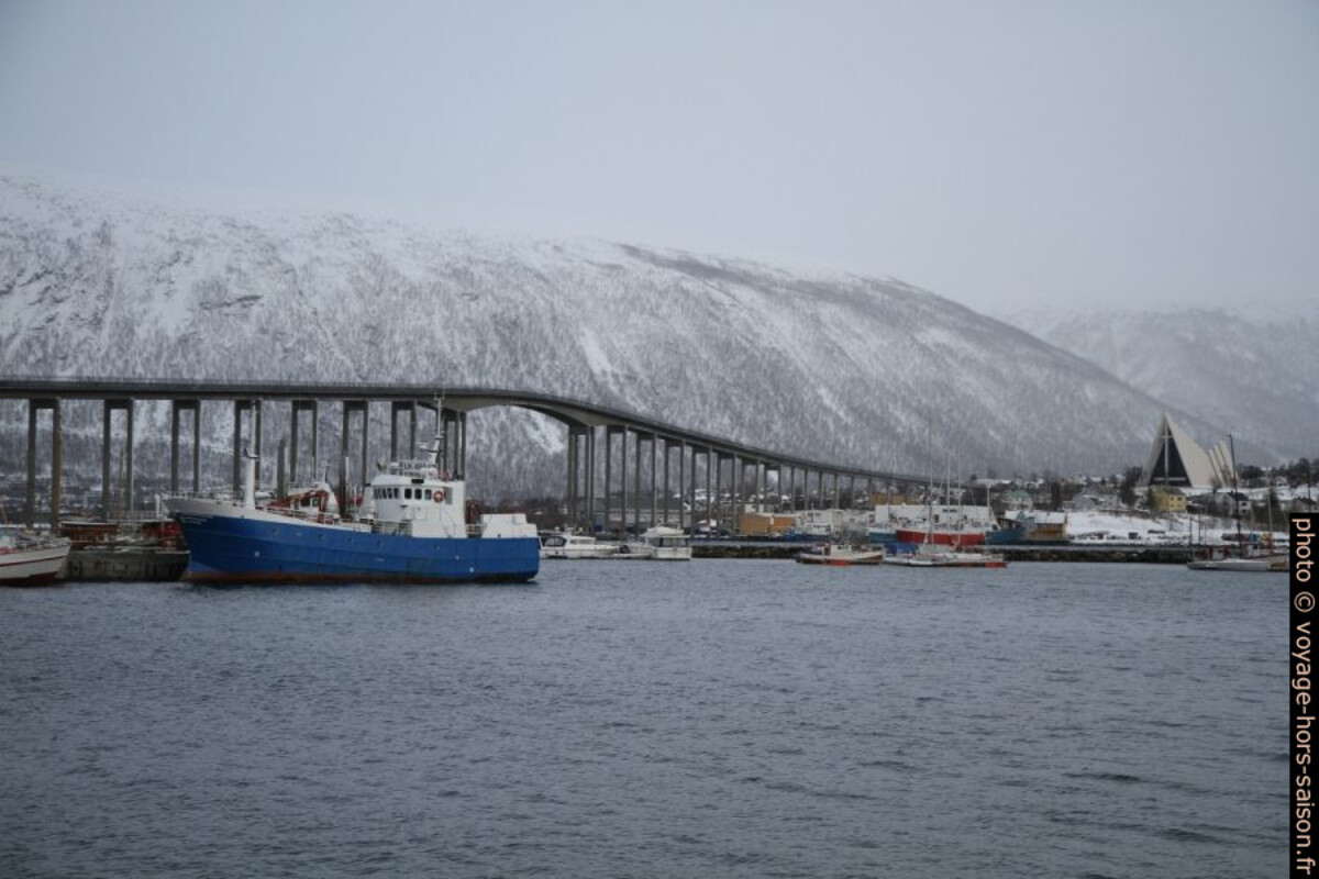 Tromsøbrua passant le Tromsøysund. Photo © Alex Medwedeff