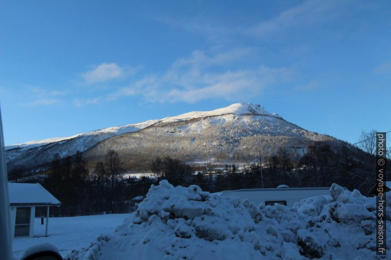 Premiers rayons de soleil sur le Storsteinen avec téléphérique. Photo © André M. Winter