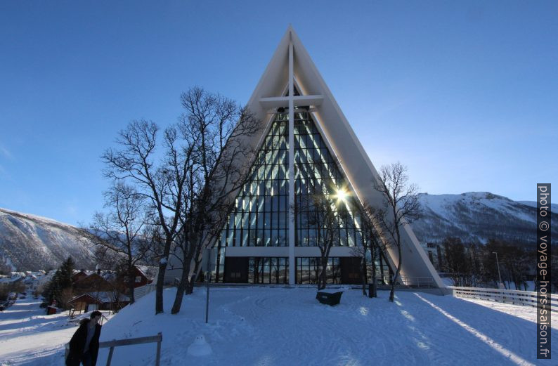 Le soleil passe par le nef de la Cathédrale Arctique de Tromsø. Photo © André M. Winter