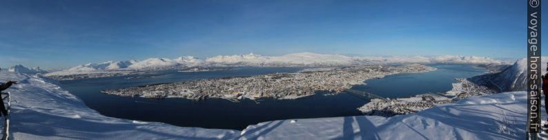 Panorama hivernal de Tromsø du Storsteinen. Photo © André M. Winter