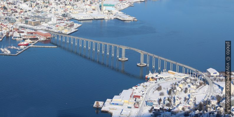 Le pont Tromsøbrua vu du Storsteinen. Photo © André M. Winter