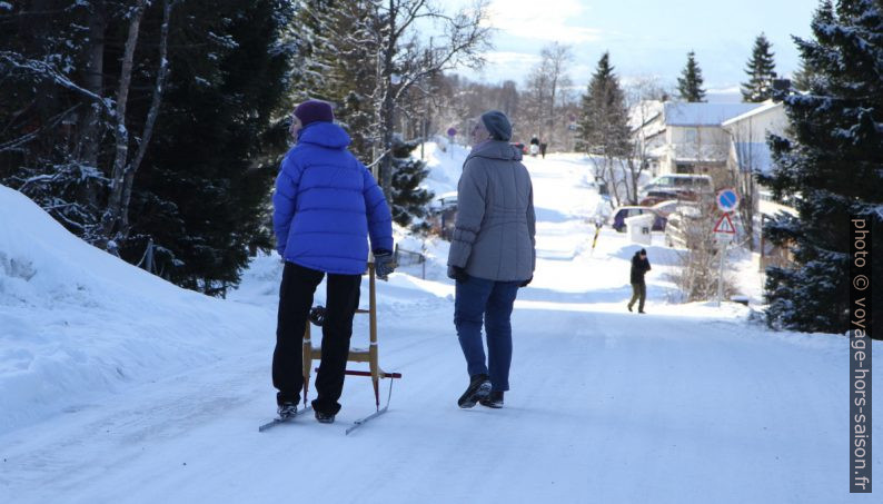 Femme âgée en trottinette des neiges. Photo © Alex Medwedeff