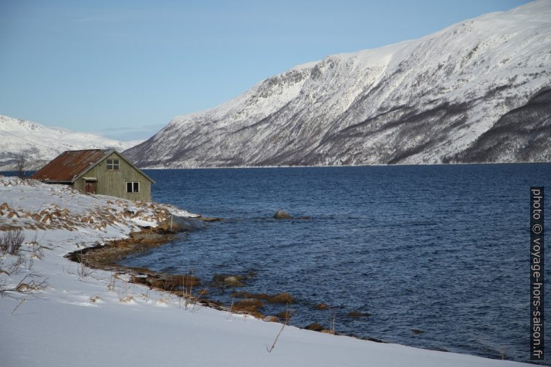 Maison en bord du Kaldfjorden. Photo © Alex Medwedeff