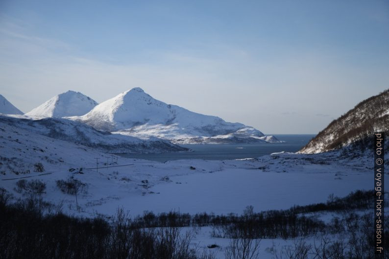 Vue sur Grøtfjorden, Melomtinden et Tromtinden. Photo © Alex Medwedeff