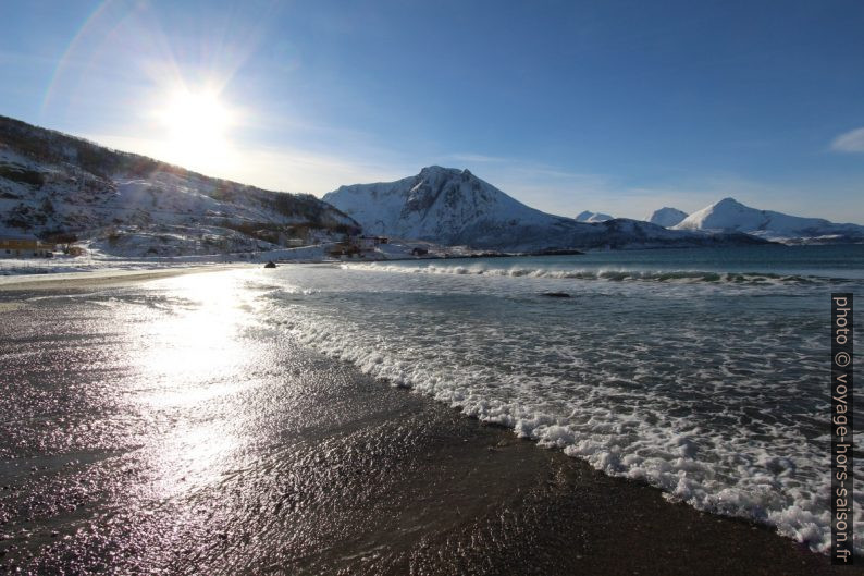 Plage de Grøtfjord et le Ramnberget. Photo © André M. Winter