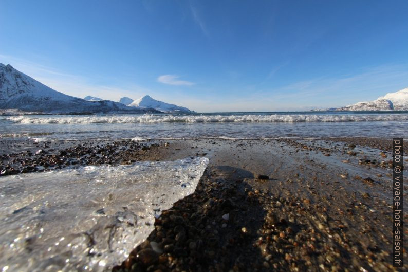 Un bout de glace sur la plage. Photo © André M. Winter