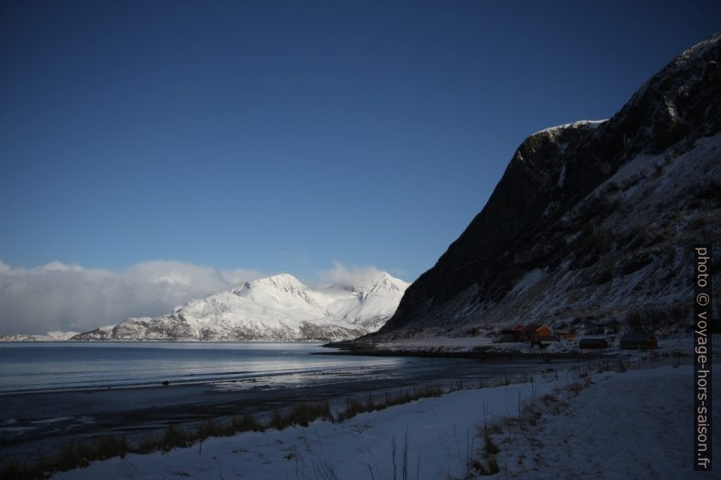 Le Grøtfjord est à l'ombre le matin. Photo © Alex Medwedeff