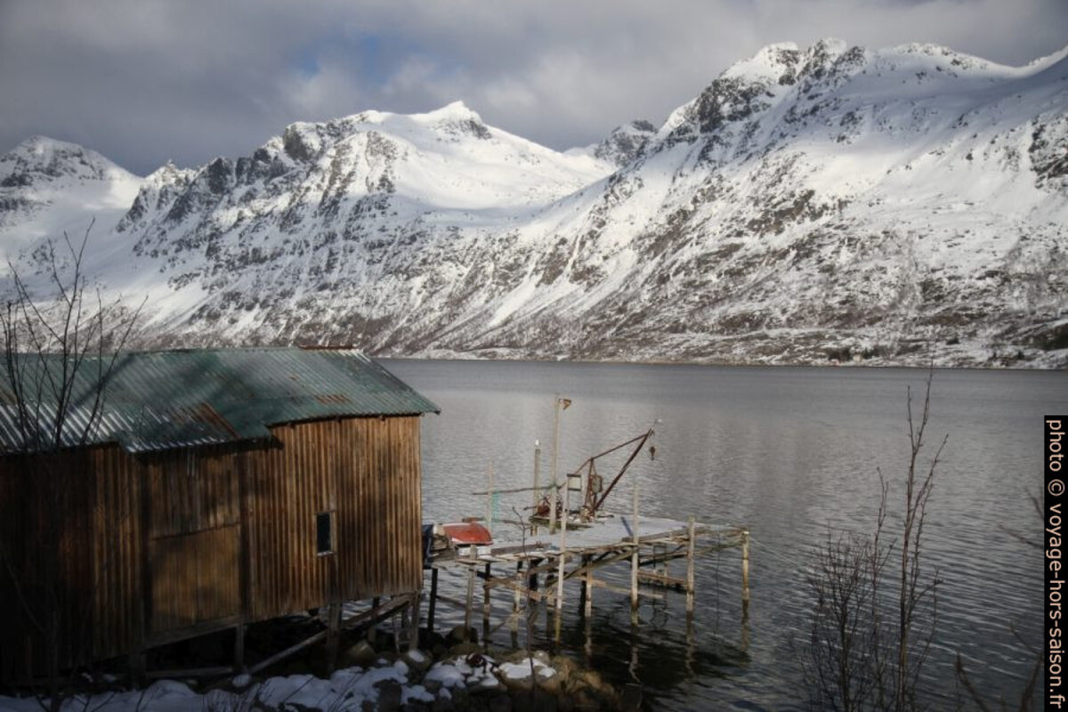 Melketinden et Rødtinen au nord de l'Ersfjorden. Photo © Alex Medwedeff