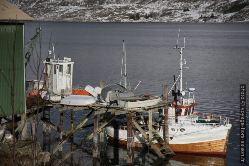 Bateau de pêche accosté à Nebbesteinen. Photo © Alex Medwedeff