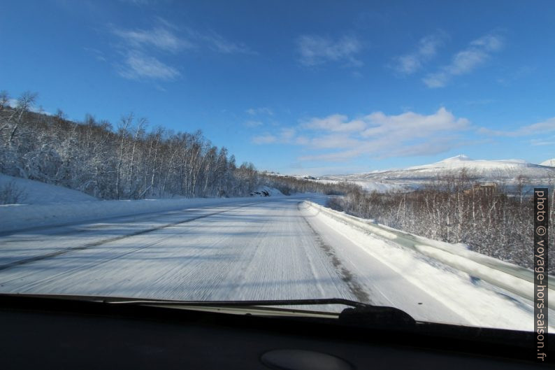 Route E6 enneigée mais raclée. Photo © André M. Winter