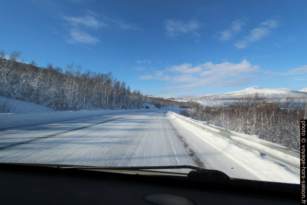 Route E6 enneigée mais raclée. Photo © André M. Winter