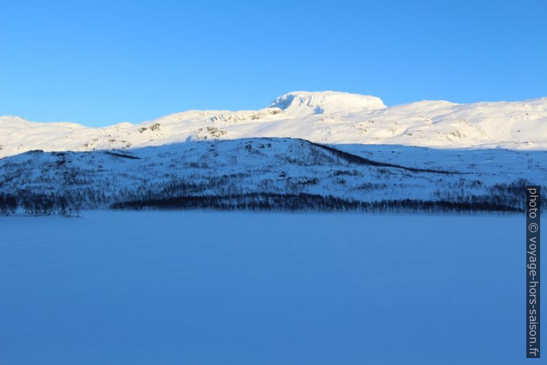 Storvatnet et Lægastind. Photo © André M. Winter