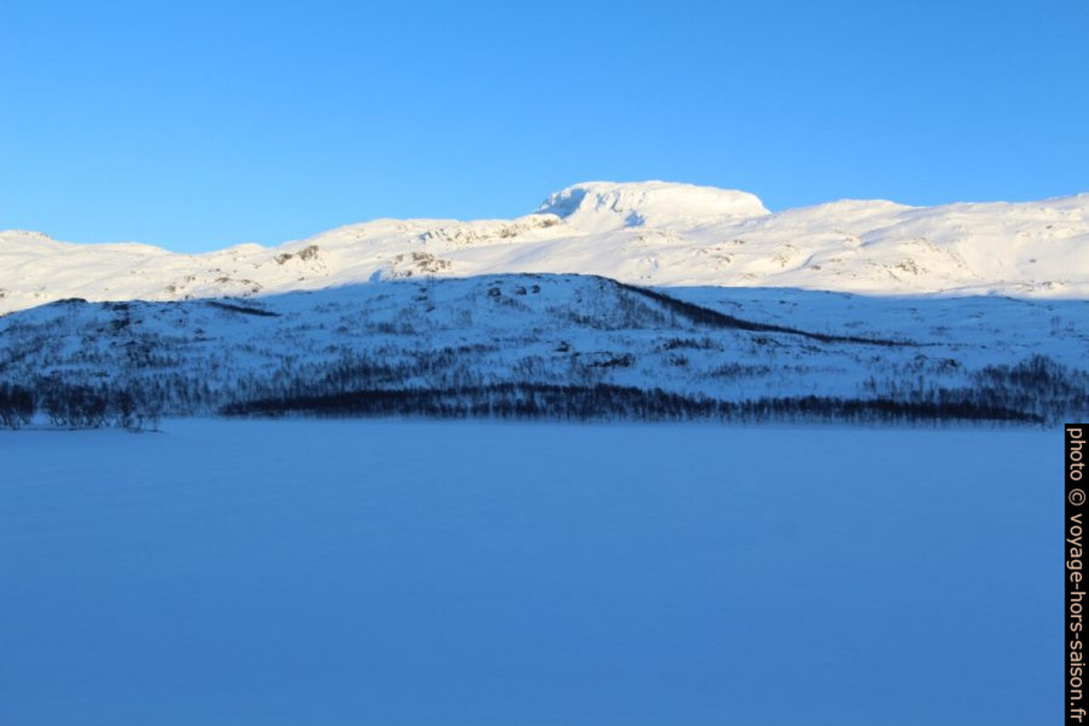 Storvatnet et Lægastind. Photo © André M. Winter