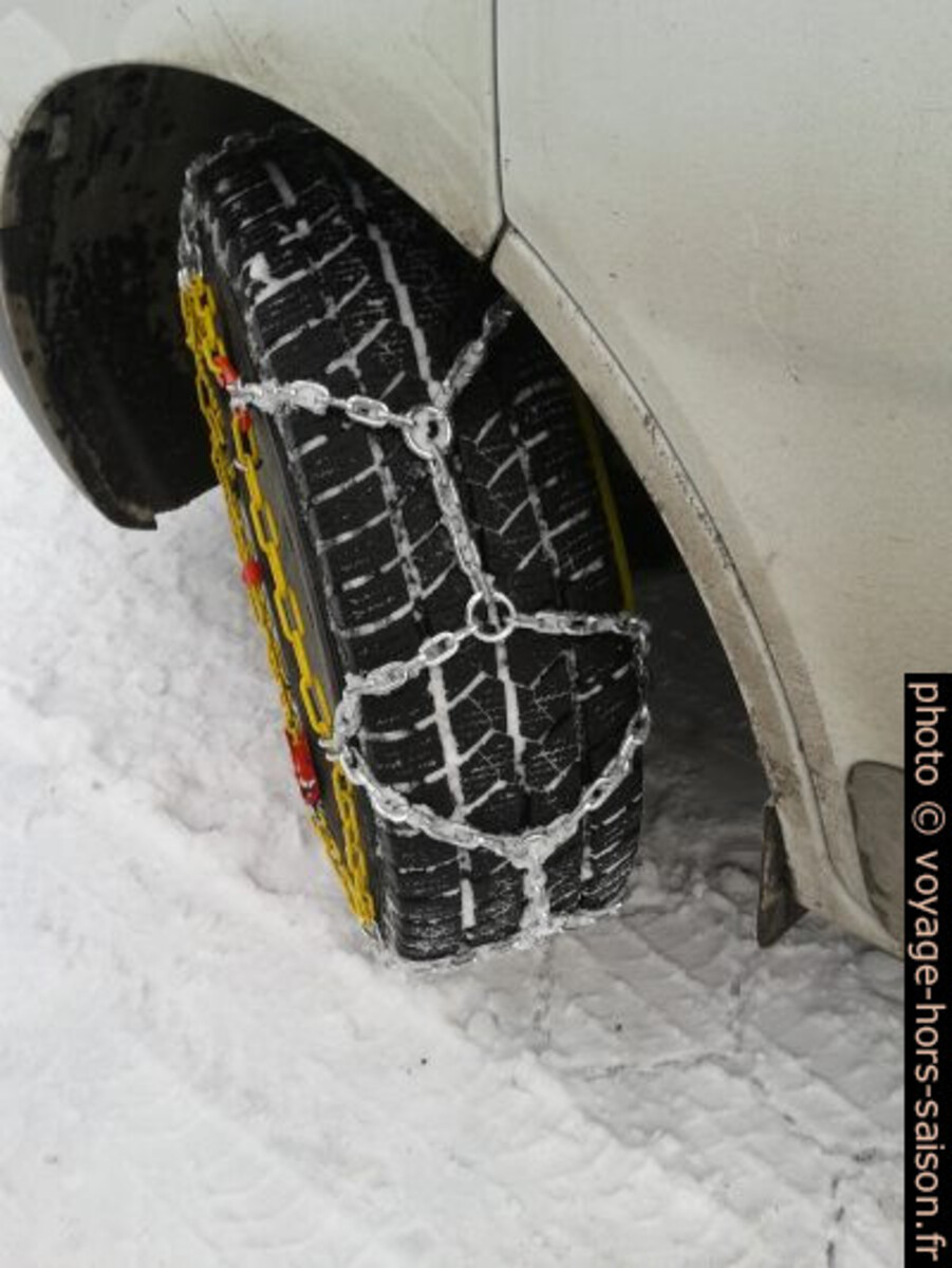 Chaînes-neige camion sur un Renault Trafic. Photo © André M. Winter