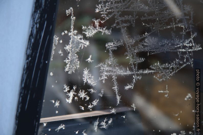 Cristaux de glace sur une vitre