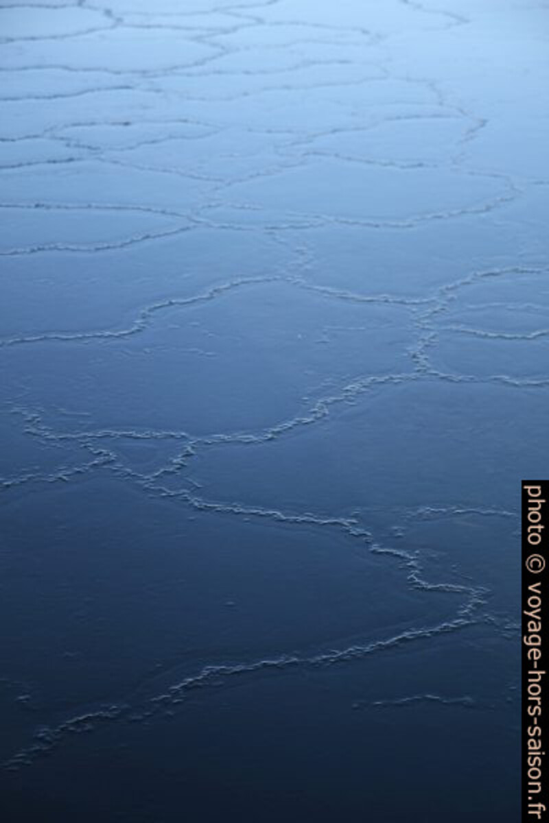 egmentation des plaques de glace sur la mer calme. Photo © Alex Medwedeff