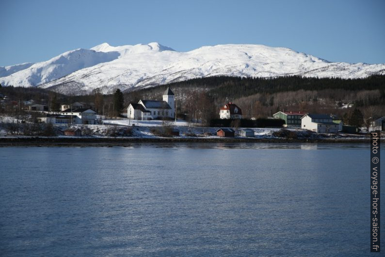 Le Vargfjordtinden fait 885 m de haut.