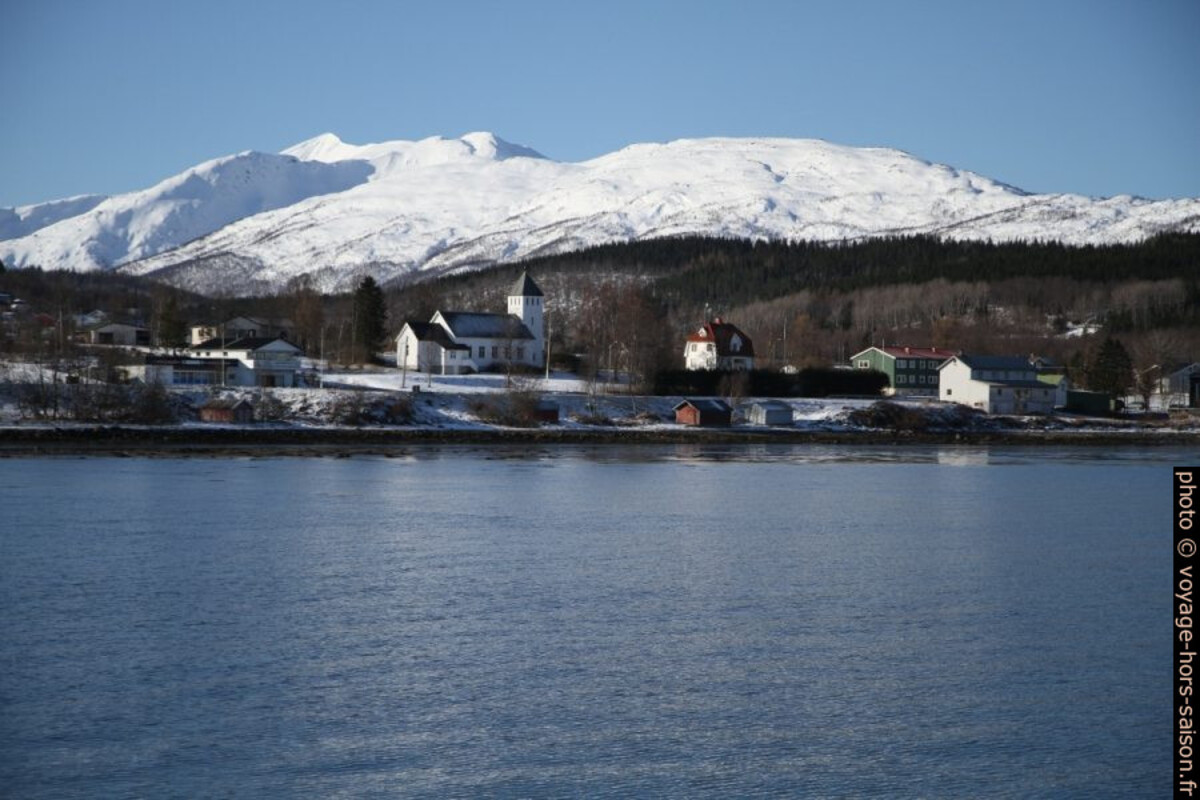 Le Vargfjordtinden fait 885 m de haut.