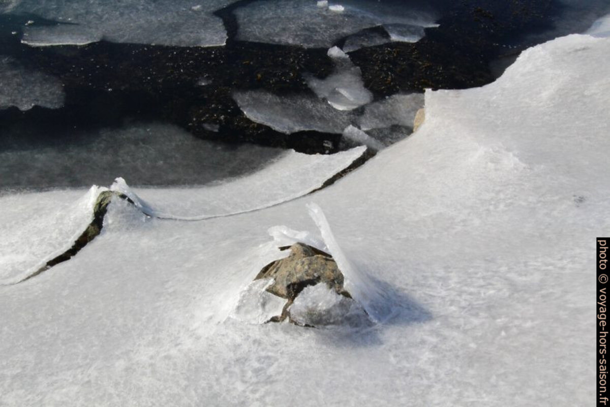 Glace de surface éclatée par les pierres de la jetée