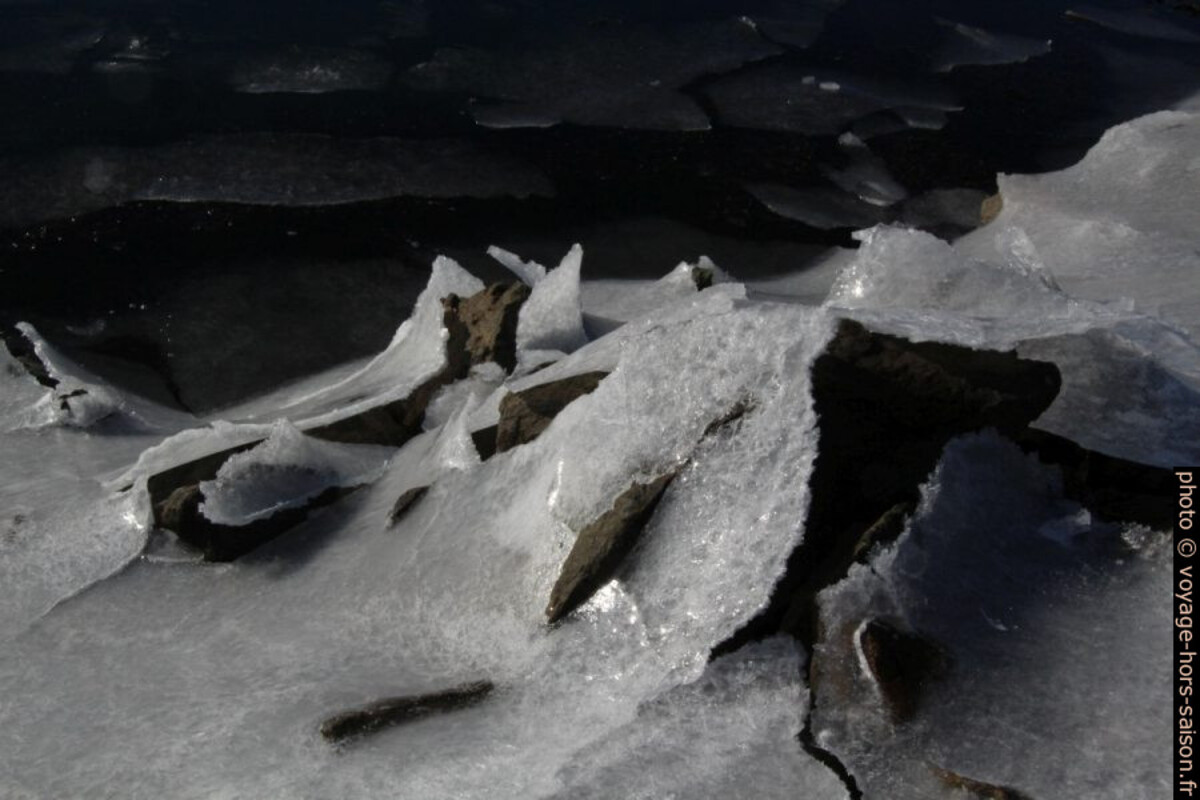 Glace de surface déchiquetée par les pierres de la jetée