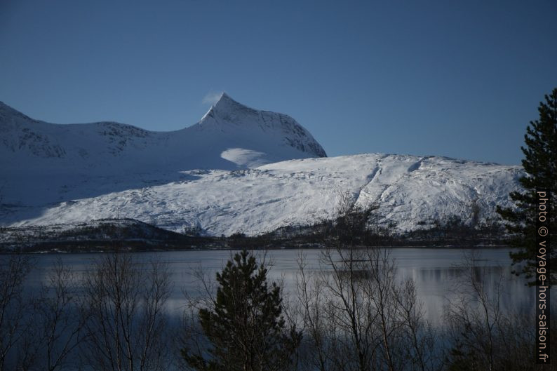 Henriknesfjellet et Huglhornet