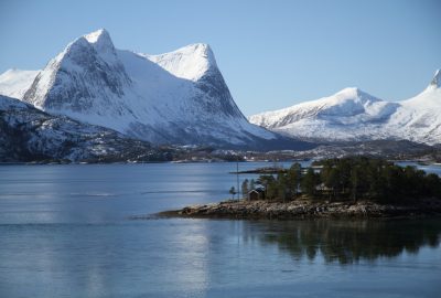 La montagne Stortinden et l'île Vårsetholmen