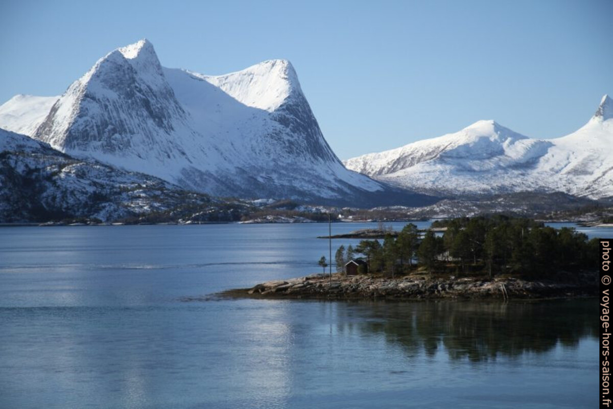 La montagne Stortinden et l'île Vårsetholmen