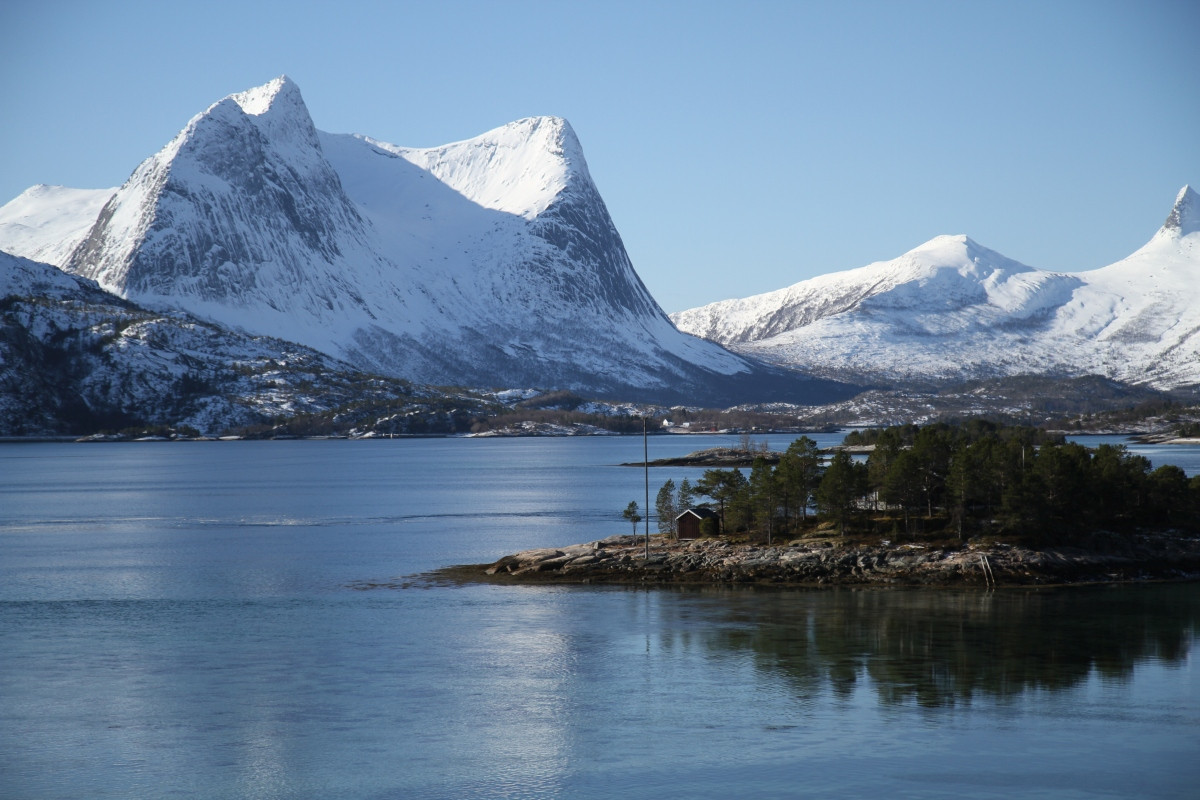 La montagne Stortinden et l'île Vårsetholmen