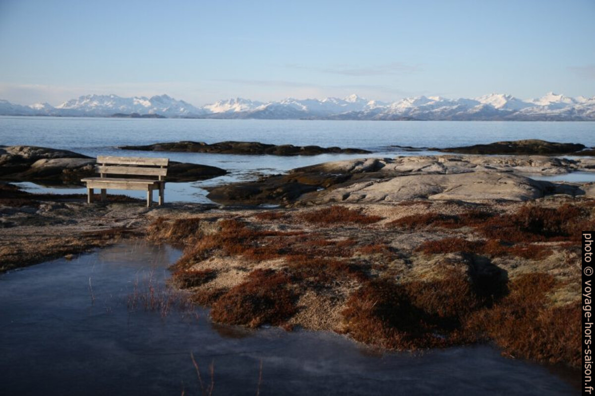 Banc près du phare de Tranøy avec les Îles Lofoten en arrière-plan