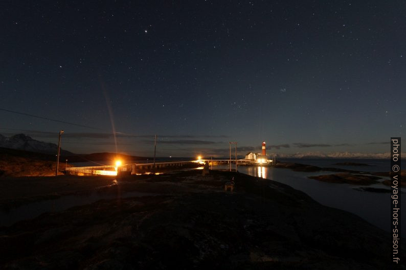 Passerelle et phare de Tranøy photographiés de nuit