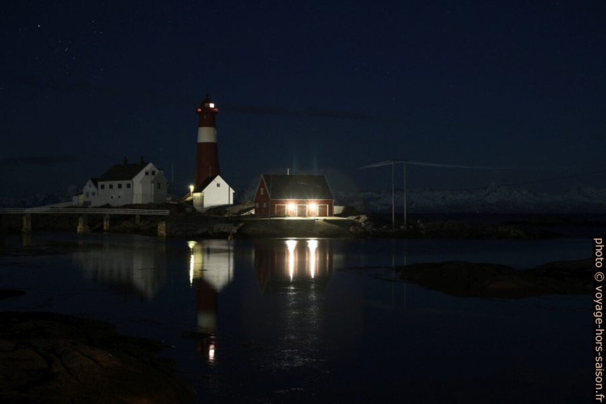 Phare de Tranøy photographié de nuit