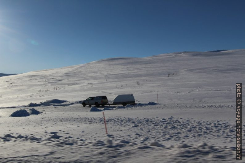 4x4 et remorque pour moto-neige. Photo © André M. Winter