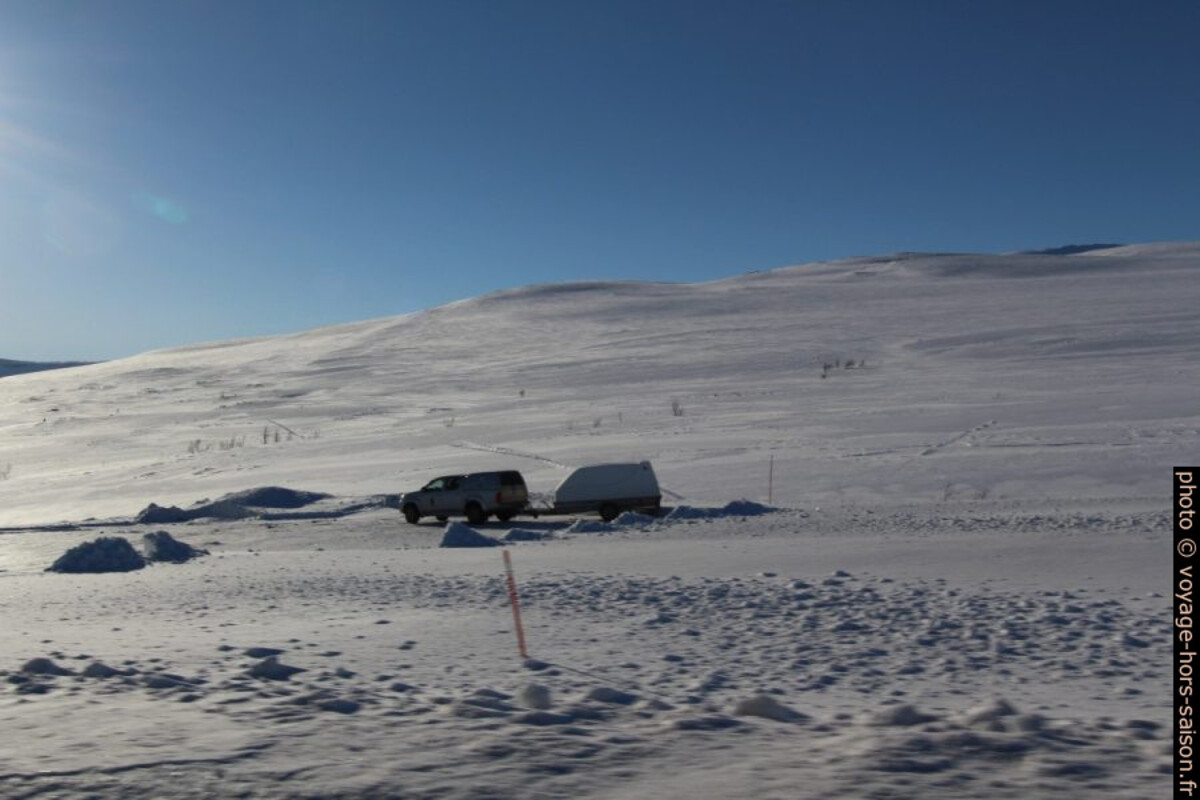 4x4 et remorque pour moto-neige. Photo © André M. Winter
