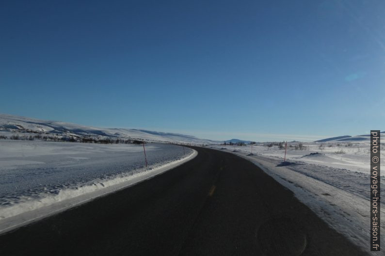 Route E6 bien dégagée sur le Saltfjellet en hiver. Photo © André M. Winter