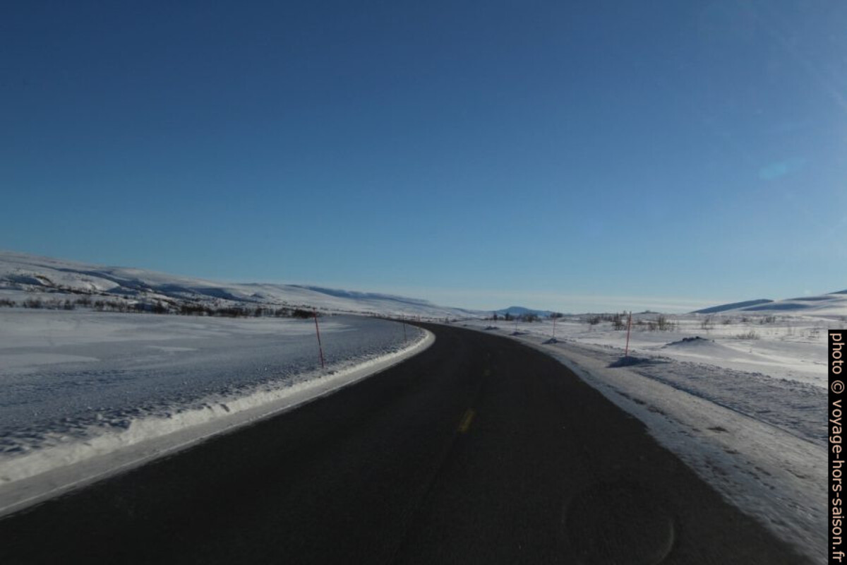 Route E6 bien dégagée sur le Saltfjellet en hiver. Photo © André M. Winter