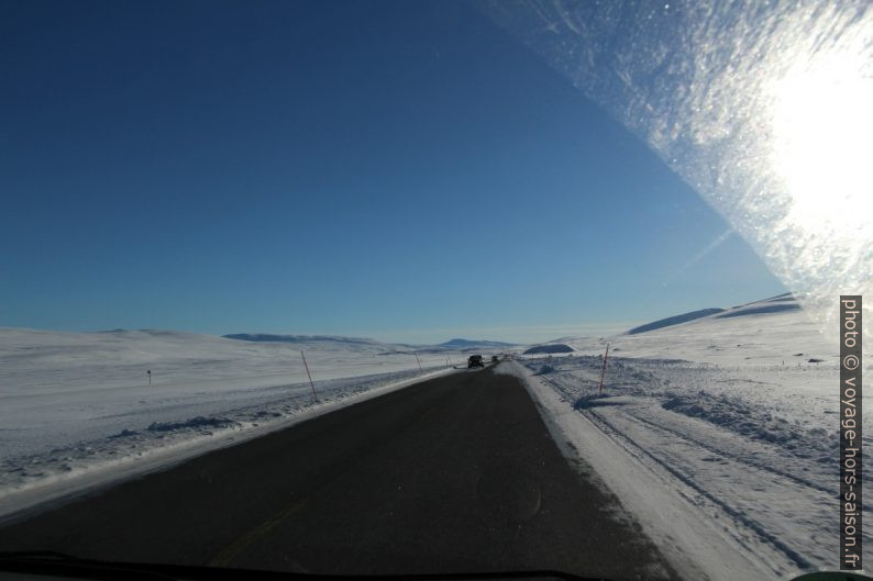 Route E6 bien dégagée sur le Saltfjellet en hiver. Photo © André M. Winter