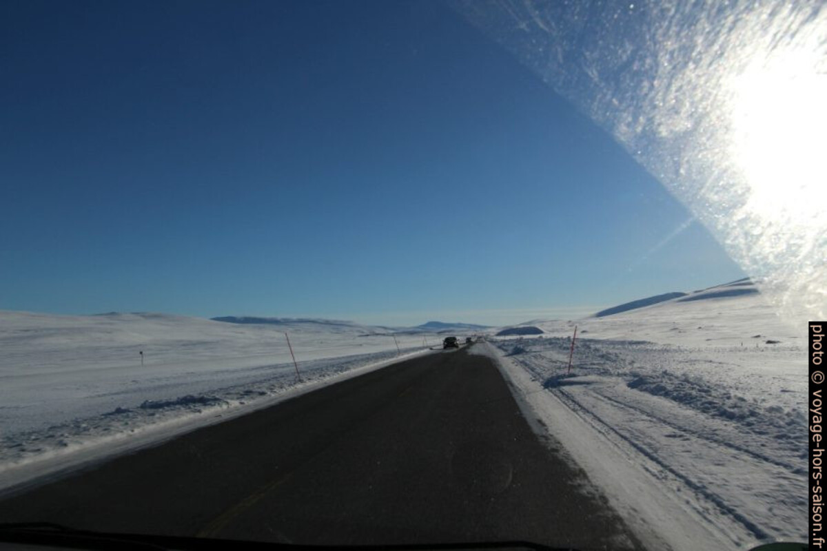Route E6 bien dégagée sur le Saltfjellet en hiver. Photo © André M. Winter