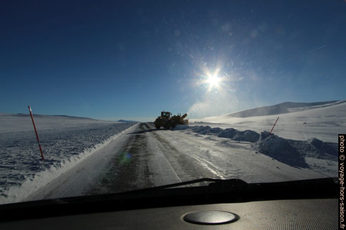 Grande fraise à neige en action sur la route E6. Photo © André M. Winter