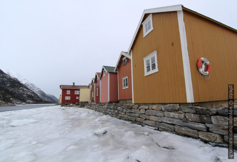 Rangée de maisons en bordure de la Vefsna. Photo © André M. Winter